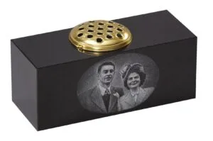 wg278 memorial vase with extended dimensions for bespoke etched double portrait